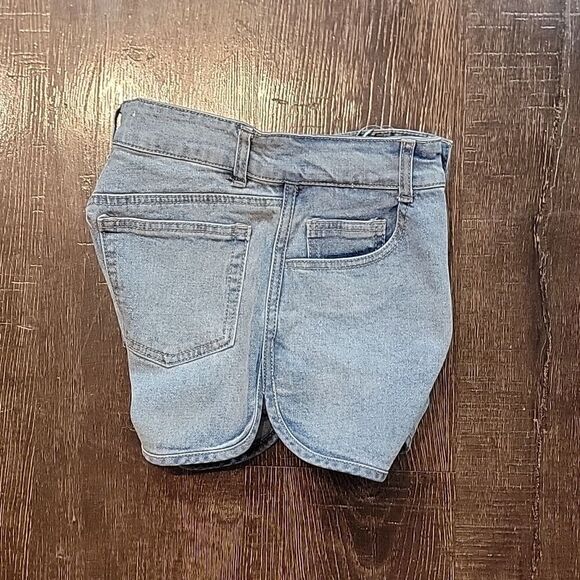 JW Signature Denim Dolphin Hem Shorts - Picture 9 of 15